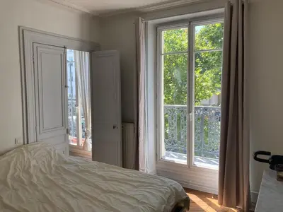 Un ou plusieurs lits dans un hébergement de l'établissement Very charming Haussmannian apartment with balcony