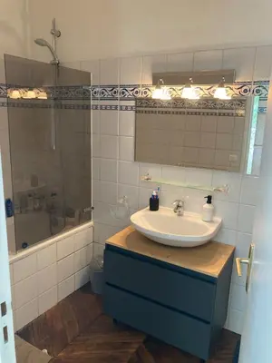 Salle de bains dans l'établissement Very charming Haussmannian apartment with balcony