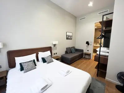 Un ou plusieurs lits dans un hébergement de l'établissement UrbanFlat 91 - Beautiful Apartment in Le Marais
