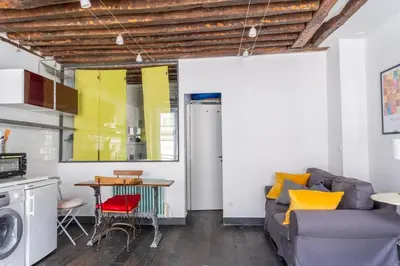 Cuisine ou kitchenette dans l'établissement Le Marais St-Paul bail mobilité