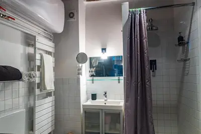 Salle de bains dans l'établissement Le Marais St-Paul bail mobilité