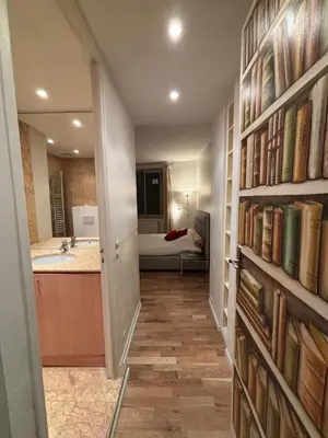 Un ou plusieurs lits dans un hébergement de l'établissement Spacious En-Suite Room by Champs Elysées