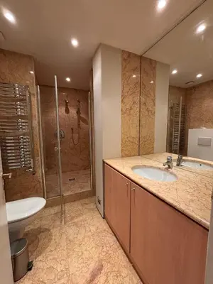 Salle de bains dans l'établissement Spacious En-Suite Room by Champs Elysées