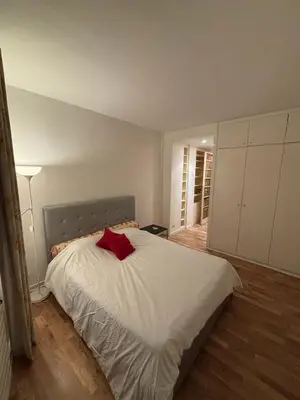 Un ou plusieurs lits dans un hébergement de l'établissement Spacious En-Suite Room by Champs Elysées