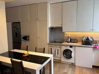 Cuisine ou kitchenette dans l'établissement Spacious En-Suite Room by Champs Elysées