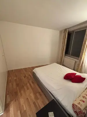 Un ou plusieurs lits dans un hébergement de l'établissement Spacious En-Suite Room by Champs Elysées