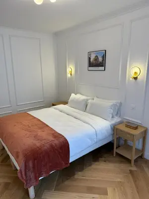 Un ou plusieurs lits dans un hébergement de l'établissement Élégant appartement Paris 17