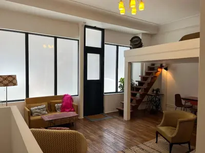 Coin salon dans l'établissement Loft Montmartre