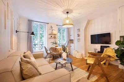 Télévision ou salle de divertissement dans l'établissement Capri - 2 chambres à Montmartre