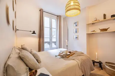 Un ou plusieurs lits dans un hébergement de l'établissement Capri - 2 chambres à Montmartre