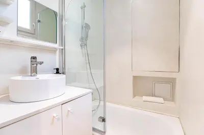 Salle de bains dans l'établissement GuestReady - Elegant stay near Sacré-Cœur