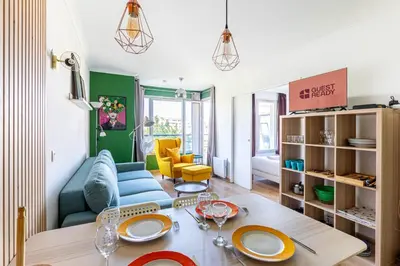 Coin salon dans l'établissement GuestReady - Sunny apartment with balcony views