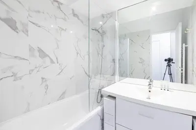 Salle de bains dans l'établissement GuestReady - Sunny apartment with balcony views