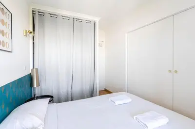 Un ou plusieurs lits dans un hébergement de l'établissement GuestReady - Sunny apartment with balcony views