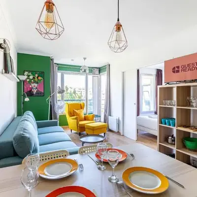 GuestReady - Sunny apartment with balcony views