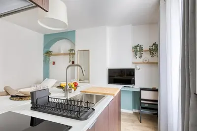 Cuisine ou kitchenette dans l'établissement Suite design Batignolles Lignes 13 & 14