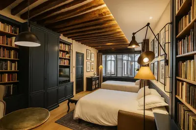Un ou plusieurs lits dans un hébergement de l'établissement CIA Marais - Old Bookshop Style