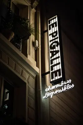 Certificat, récompense, panneau ou autre document affiché dans l'établissement Le Pigalle, a Member of Design Hotels