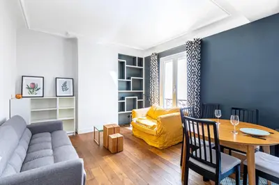 Coin salon dans l'établissement GuestReady - Bright stay in Montmartre