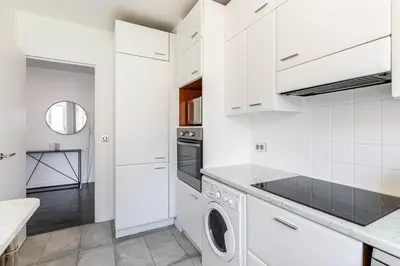 Cuisine ou kitchenette dans l'établissement GuestReady - Elegant stay with private balcony