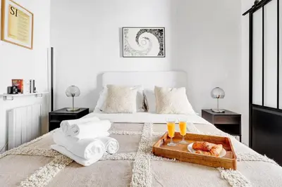 Un ou plusieurs lits dans un hébergement de l'établissement Le Marais & Canal Saint-Martin - 1BR - Paris Vacation Rentals