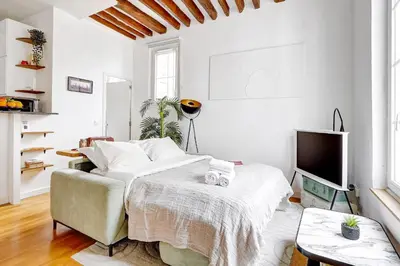 Un ou plusieurs lits dans un hébergement de l'établissement Le Marais & Canal Saint-Martin - 1BR - Paris Vacation Rentals