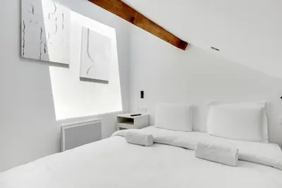 Un ou plusieurs lits dans un hébergement de l'établissement Large air-conditioned 2BR duplex - Close to Paris