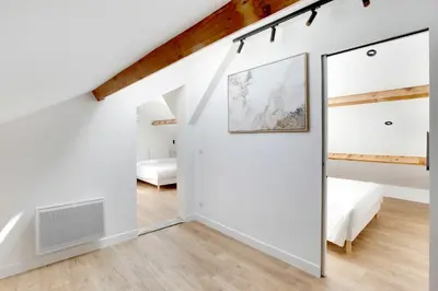 Un ou plusieurs lits dans un hébergement de l'établissement Large air-conditioned 2BR duplex - Close to Paris