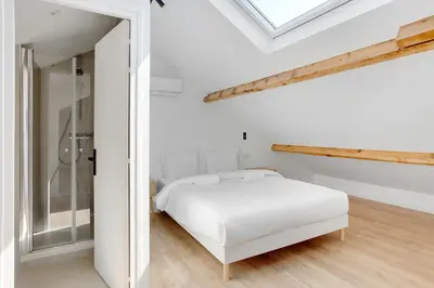 Un ou plusieurs lits dans un hébergement de l'établissement Large air-conditioned 2BR duplex - Close to Paris