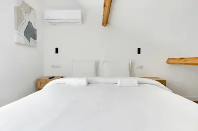 Un ou plusieurs lits dans un hébergement de l'établissement Large air-conditioned 2BR duplex - Close to Paris