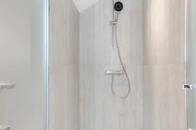 Salle de bains dans l'établissement Large air-conditioned 2BR duplex - Close to Paris