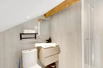 Salle de bains dans l'établissement Large air-conditioned 2BR duplex - Close to Paris