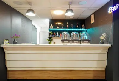 Salon ou bar de l'établissement B&B HOTEL Paris Porte de Châtillon
