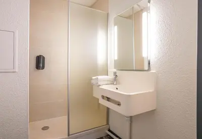 Salle de bains dans l'établissement B&B HOTEL Paris Porte de Châtillon