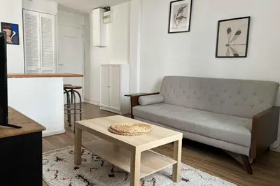Coin salon dans l'établissement Charming bright apartment for 2 in Paris