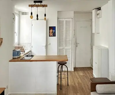 Cuisine ou kitchenette dans l'établissement Charming bright apartment for 2 in Paris