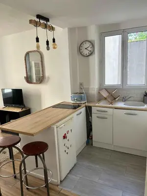 Cuisine ou kitchenette dans l'établissement Charming bright apartment for 2 in Paris