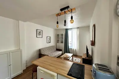 Coin salon dans l'établissement Charming bright apartment for 2 in Paris