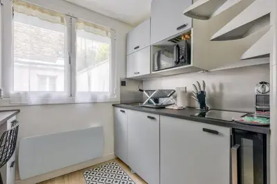 Cuisine ou kitchenette dans l'établissement Duplex moderne à 500m des Champs-Elysées