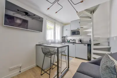 Cuisine ou kitchenette dans l'établissement Duplex moderne à 500m des Champs-Elysées