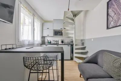 Cuisine ou kitchenette dans l'établissement Duplex moderne à 500m des Champs-Elysées