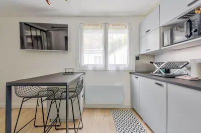 Cuisine ou kitchenette dans l'établissement Duplex moderne à 500m des Champs-Elysées