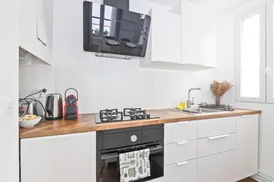 Cuisine ou kitchenette dans l'établissement Place de la Concorde Luxurious Apartment 2BR-6P Free Netflix