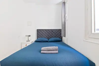 Un ou plusieurs lits dans un hébergement de l'établissement Place de la Concorde Luxurious Apartment 2BR-6P Free Netflix