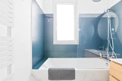 Salle de bains dans l'établissement Place de la Concorde Luxurious Apartment 2BR-6P Free Netflix