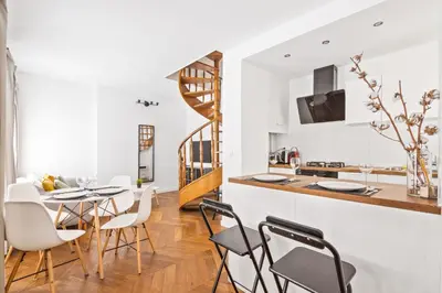 Télévision ou salle de divertissement dans l'établissement Place de la Concorde Luxurious Apartment 2BR-6P Free Netflix
