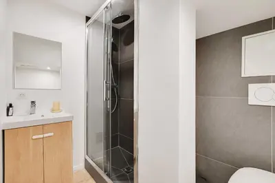 Salle de bains dans l'établissement Modern flat - 1BD for 3P with AC
