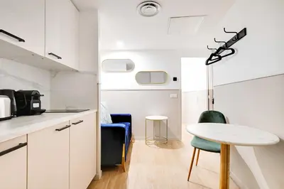 Cuisine ou kitchenette dans l'établissement Modern flat - 1BD for 3P with AC