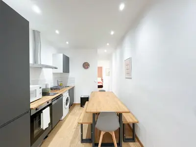 Cuisine ou kitchenette dans l'établissement Urban Flat 198 - Maison de ville Basfroi