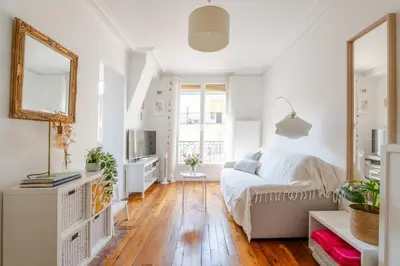 Télévision ou salle de divertissement dans l'établissement 86830 Authentic Paris Living Steps from Montmartre